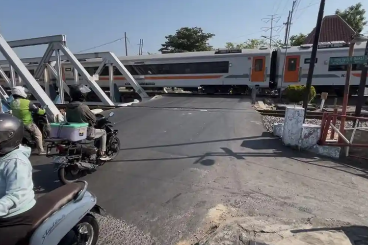 Palang Ditutup, Klakson Dibunyikan, Dua Kecelakaan Kereta di Jateng dalam Sehari Tetap Terjadi