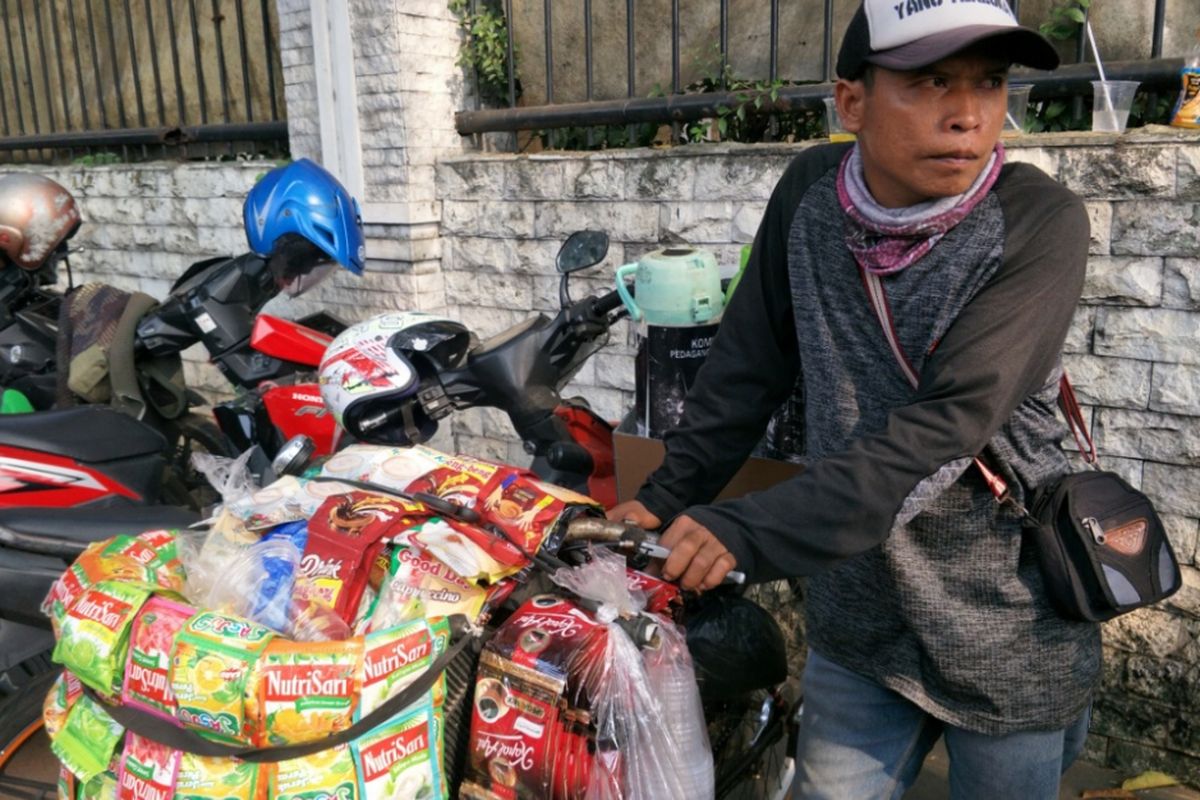 Di tengah riuhnya acara pendaftaran calon presiden dan calon wakil presiden di Komisi Pemilihan Umum Republik Indonesia (KPU RI) Jumat (10/8/2018) ini, para penjaja kopi keliling atau kerap disebut starling hilir mudik menawarkan minuman.