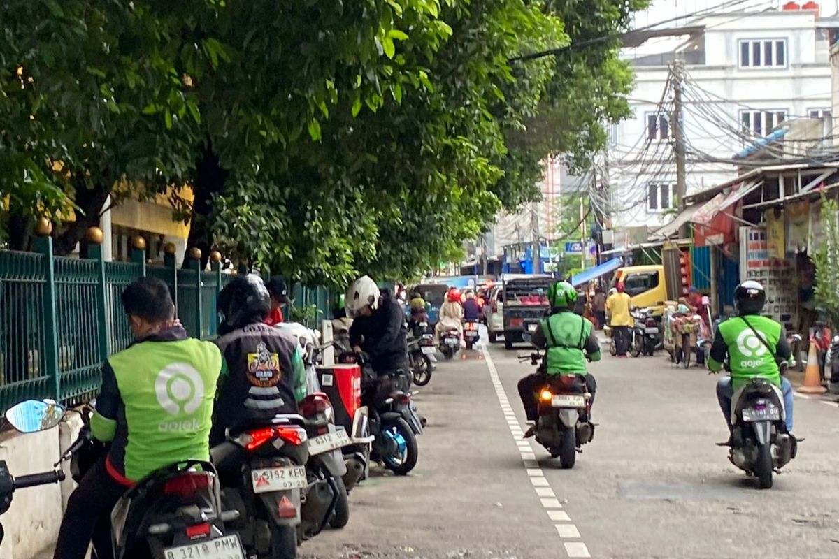 Kementerian Perhubungan didesak prioritaskan potong biaya aplikasi daripada naikkan tarif penumpang.