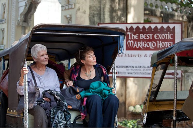 Judi Dench dan Celia Imrie dalam film drama komedi The Best Exotic Marigold Hotel (2011).