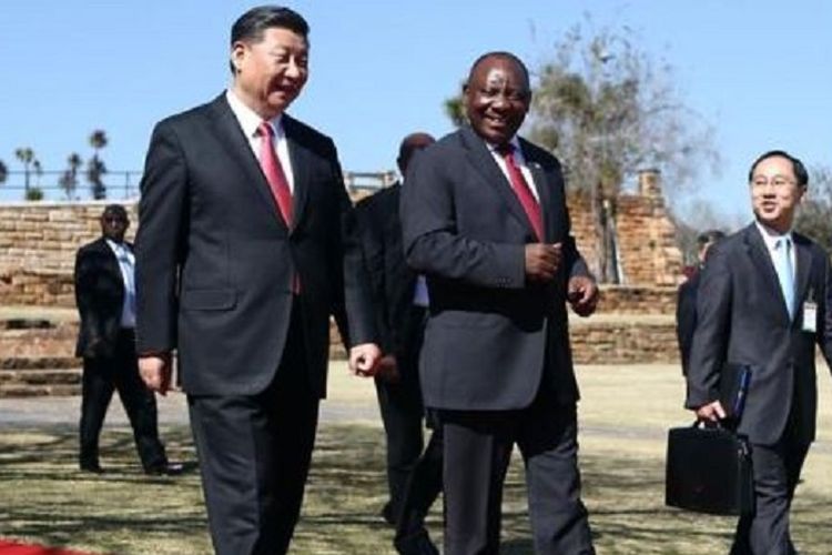 Presiden China, Xi Jinping, berjalan bersama Presiden Afrika Selatan, Cyril Ramaphosa.