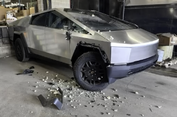 Kecelakaan Tesla Cybertruck, Ringsek Disenggol Truk Saat Parkir