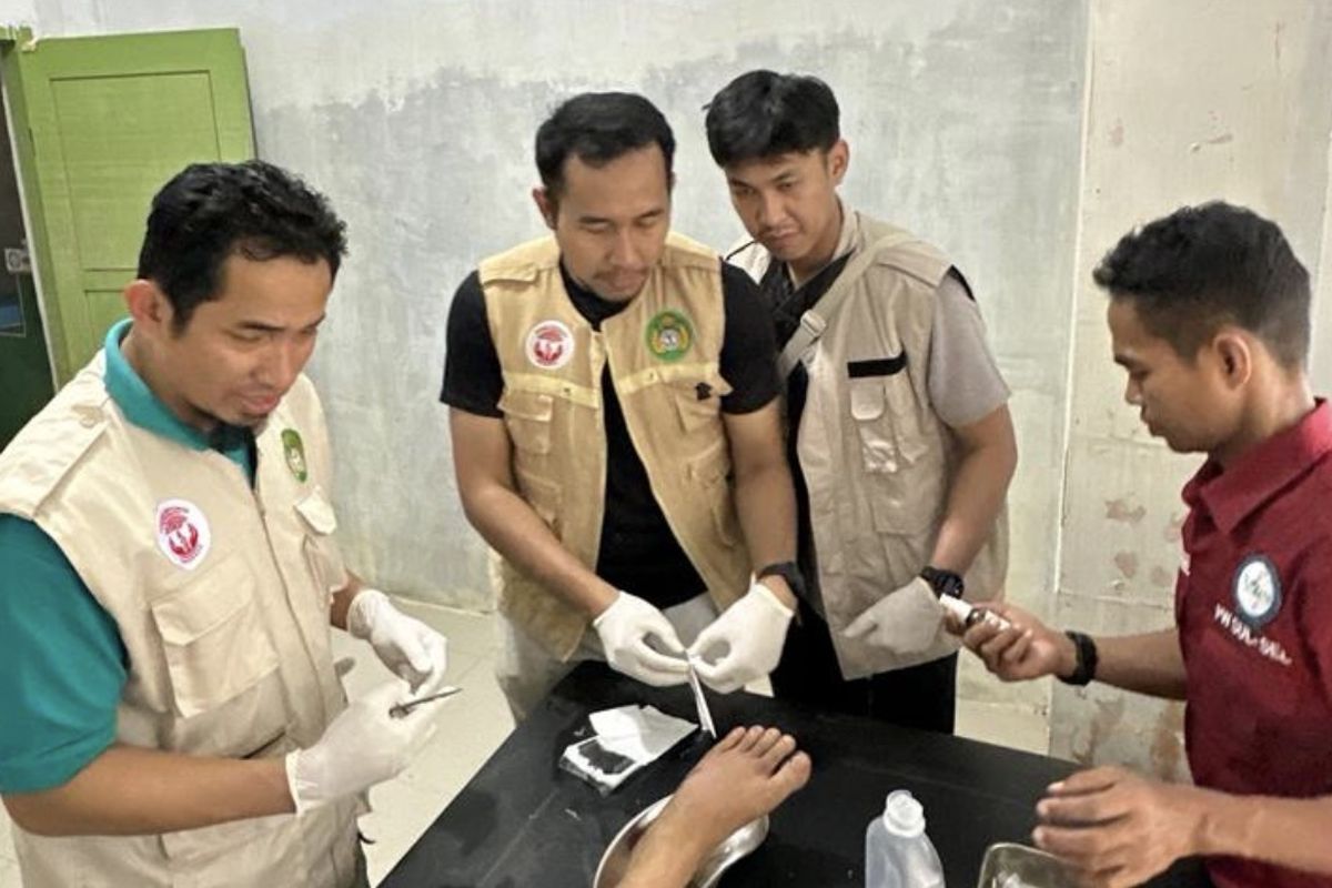  Tim RSUD Dr Soetomo Surabaya saat periksa korban banjir Sumatera, Senin (8/12/2025).