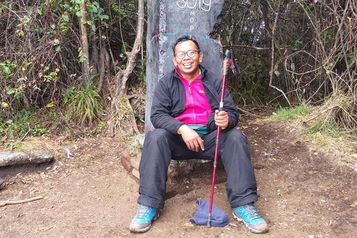 Moh Latip dalam pendakian terakhir ke Gunung Pangrango, 2019.