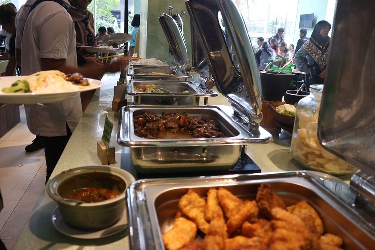 Beragam makanan mulai dari lokal hingga internasional tersedia di restoran sTREATs ibis Styles Jakarta Simatupang.