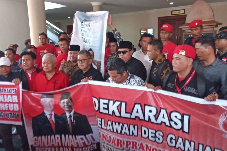 Deklarasi puluhan Kepala Desa yang tergabung dalam Relawan Kepala Desa Nusa Tenggara Barat (NTB) untuk Ganjar (Des Ganjar) mendeklarasikan Ganjar Pranowo dan Mahfud MD sebagai Capres dan Cawapres 2024 di Mataram, Minggu (5/11/2023)