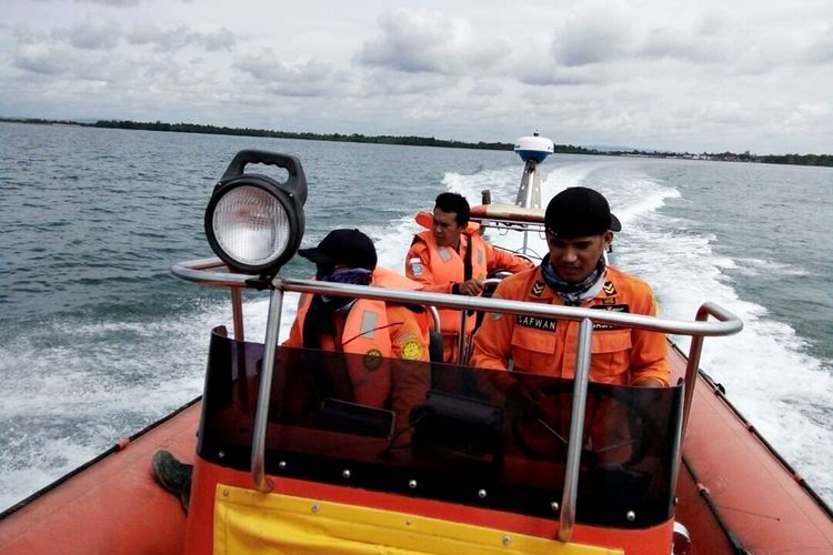 Tim Sar Basarnas Balikpapan Kalimantan Timur melakukan upaya pencarian terhadap Daniel (20) ABK kapal ikan KM Berkat Harapan GT 19 yang dilaporkan hilang di Perairan Lebuktutung Kabupaten Kutai Timur. 