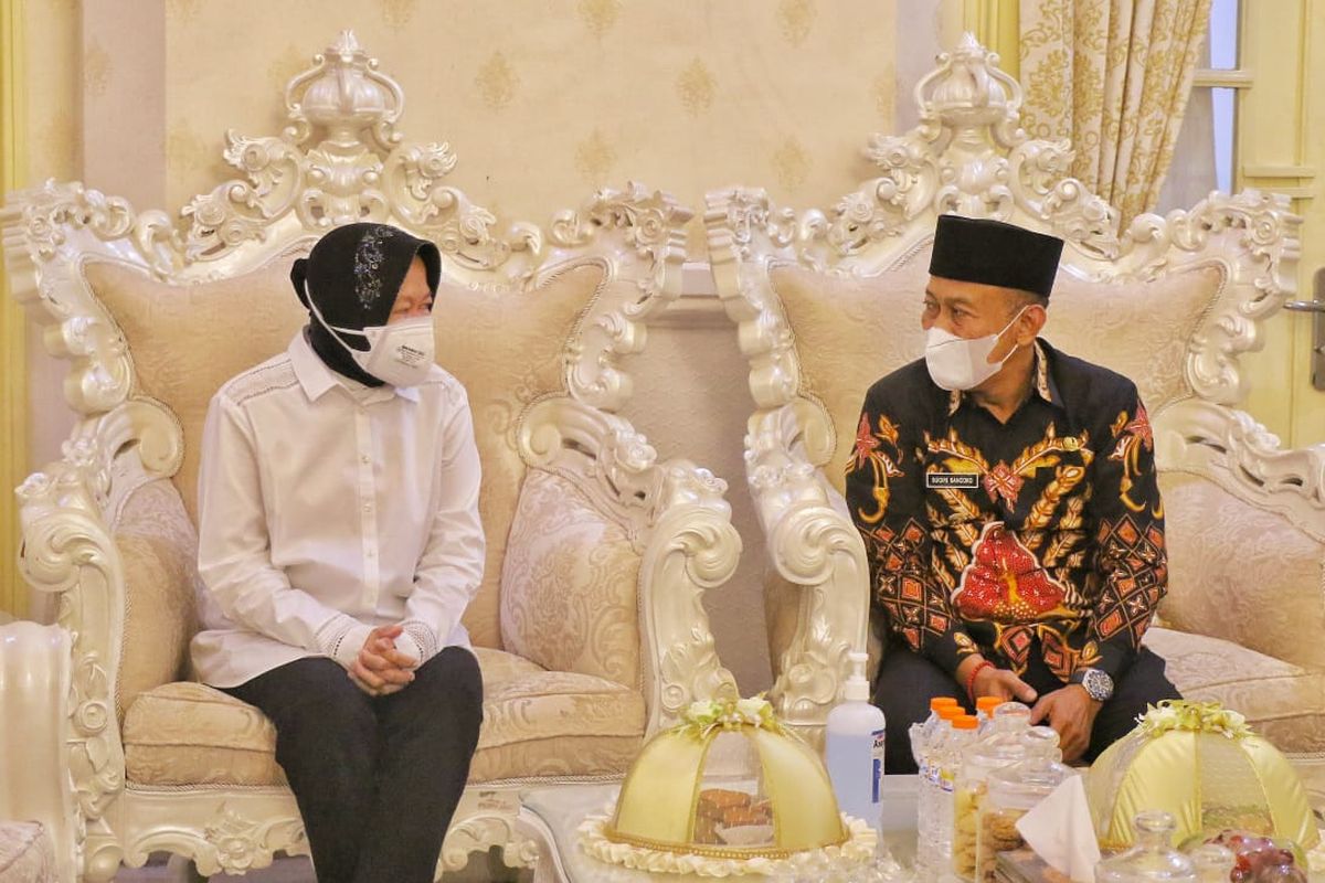Bupati Ponorogo Sugiri Sancoko saat bertemu Menteri Sosial Tri Rismaharini di pendopo Kantor Bupati Ponorogo, Senin (14/6/2021).