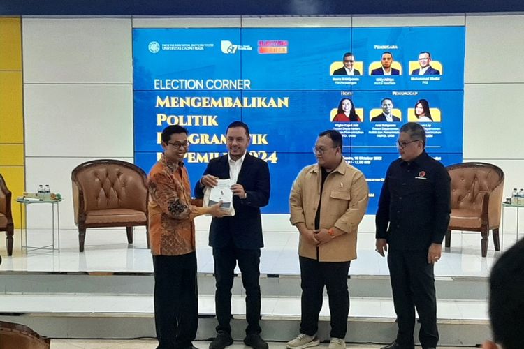 Dekan Fisipol UGM Wawan Mas'udi saat memberikan kenang-kenangan kepada tiga pembicara yakni Willy Aditya (Partai Nasdem), Muhammad Kholid (Partai Keadilan Sejahtera) dan Hasto Kristiyanto (PDI Perjuangan),