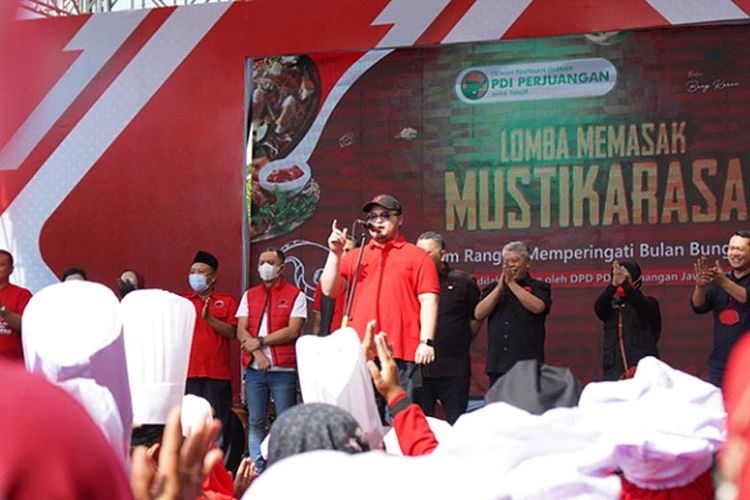 Bupati Kediri Hanindhito saat memberi sambutan pada Lomba Memasak Mustika Rasa. 

