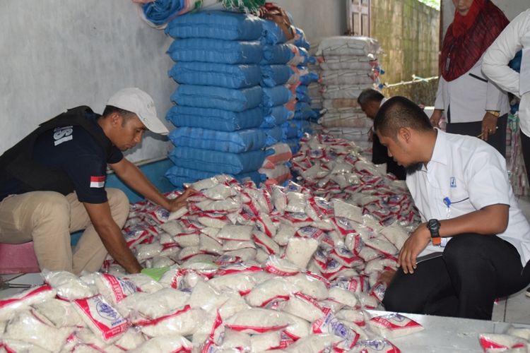 Balai Pengawasan Obat dan Makanan (BPOM) Kendari menyita 75 ton garam ilegal dari dalam gudang milik PT Graha Niaga Buton, Selasa (13/3/2018) sore.  Garam tersebut disita karena tidak memiliki izin edar dari BPOM dan juga tidak melakukan pembaharuan SNI.