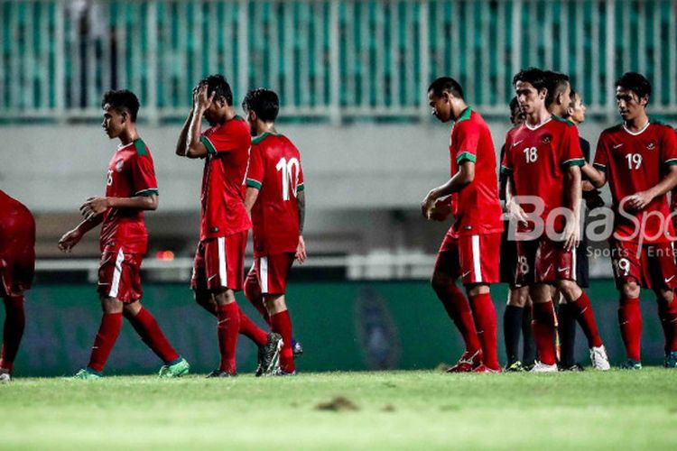 Pemain timnas U-23 Indonesia seusai laga uji coba kontra Korea Selatan di Stadion Pakansari, Bogor, Sabtu (23/6/2018).
