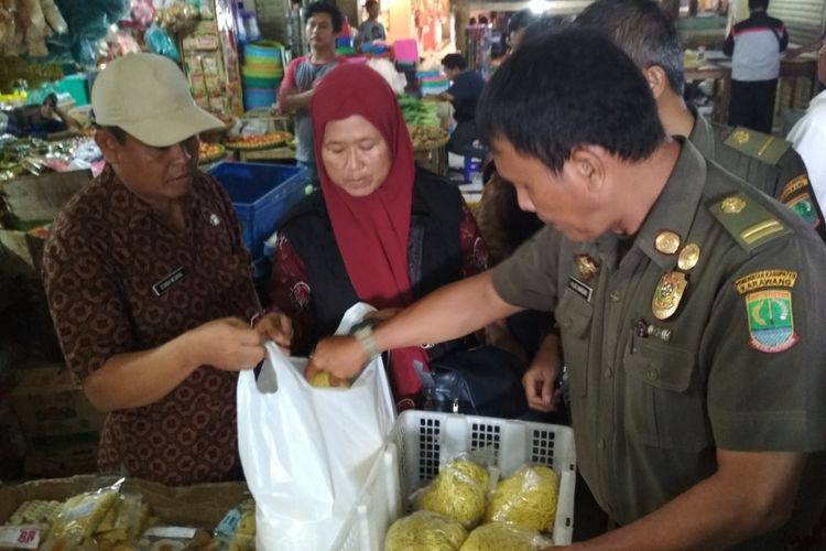 Tim Pengawanan Pangan Terpadu Kabupaten Karawang menemukan mi kuning basah dan tahu bantal mengandung formalin di Pasar Cikampek, Kamis (8/3/2018).