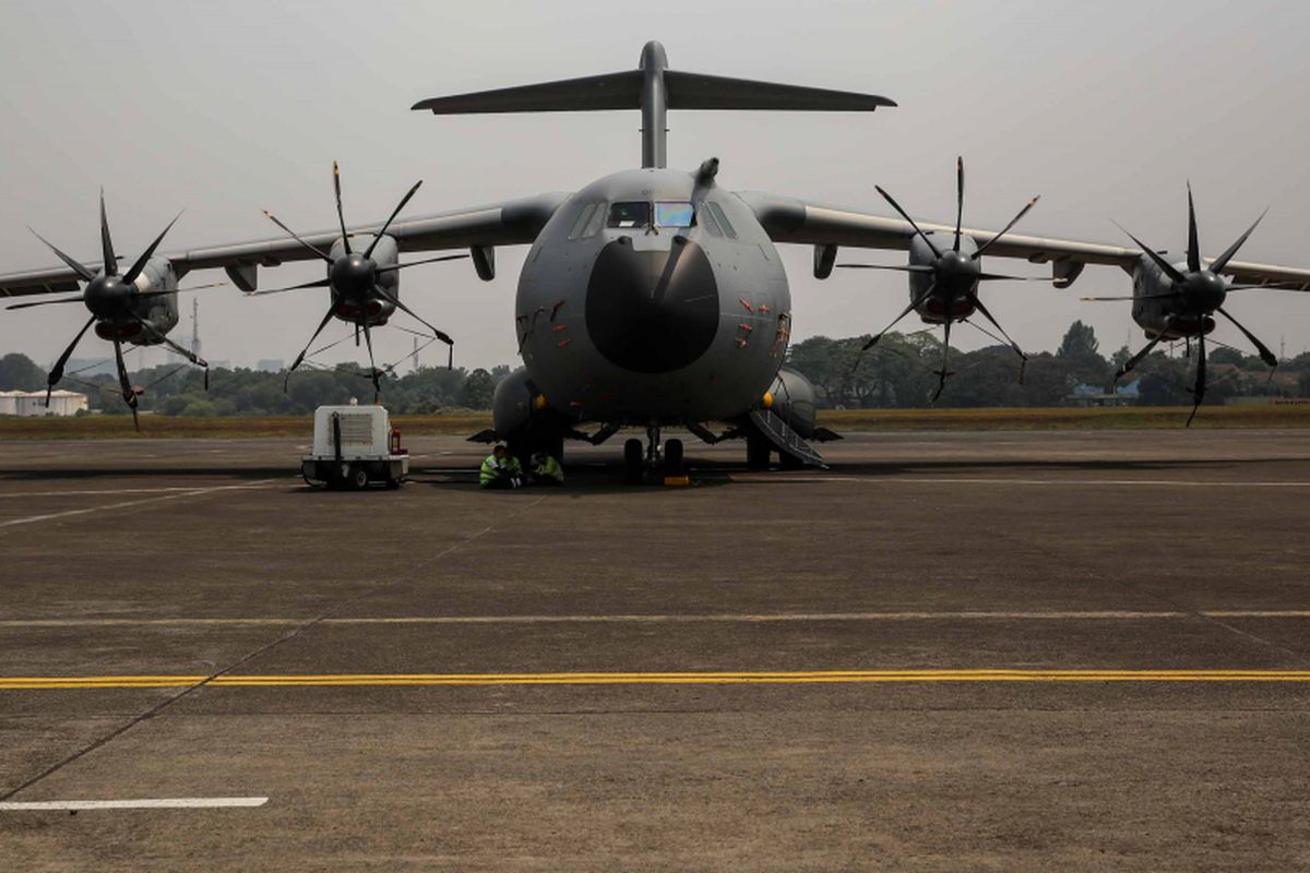 Pesawat Airbus A400M Armee de lAir French Air Force terlihat di Terminal Selatan Halim Perdana Kusuma, Jakarta, Selasa (21/8/2018). Airbus A400M adalah sebuah pesawat transpor militer bermesin empat turboprop yang berasal dari perancis.