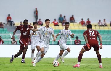 Kerim Palic menguasai bola dalam laga pekan ke-11 Super League 2025-2026 PSM Makassar vs Madura United di Stadion BJ Habibie, Parepare, Minggu (2/11/2025).
