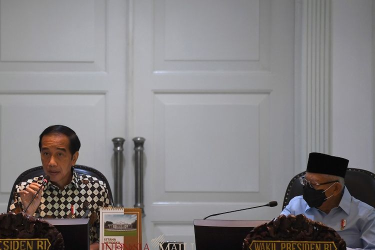 Presiden Joko Widodo memimpin rapat terbatas terkait evaluasi pemberlakuan pembatasan kegiatan masyarakat (PPKM) di Kantor Presiden, Jakarta, Senin (3/1/2022). ANTARA FOTO/Sigid Kurniawan/aww.