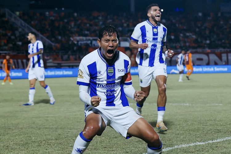 Selebrasi Adam Alis usai mencetak gol membawa Persib Bandung ungguli sementara Borneo FC Samarinda pada laga tunda pekan ke-21 Super League 2025-2026, Minggu (21/3/2026) di Stadion Segiri, Samarinda. 