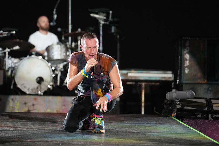 Vokalis Coldplay Chris Martin beraksi dalam konser Music of the Spheres World Tour, di Stadion Utama Gelora Bung Karno, Jakarta, Rabu (15/11/2023). Dalam penampilannya Coldplay membawakan sejumlah lagu hits mereka seperti Higher Power, Paradise, Viva La Vida, hingga Everglow.