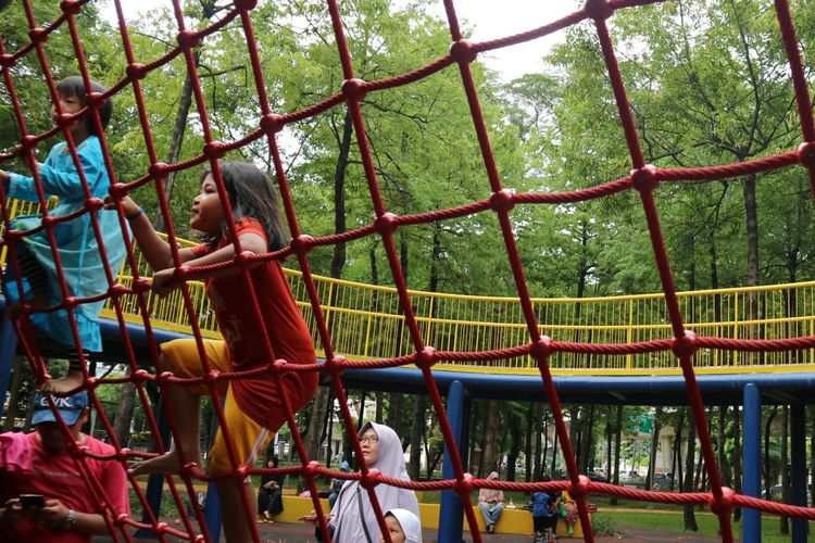 Anak-anak tampak asyik bermain Taman Puring