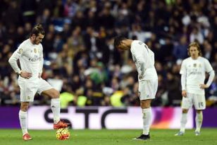 Pemain Real Madrid Gareth Bale, Cristiano Ronaldo dan Luka Modric (kiri ke kanan) dalam laga El Clasico melawan FC Barcelona di Stadion Santiago Bernabeu, Madrid, Sabtu (21/11/2015). Barcelona menang 4-0.