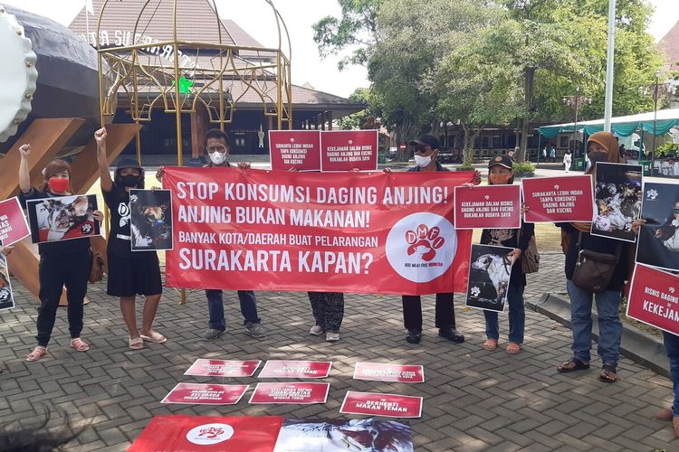Koalisi Dog Meat Free Indonesia (DMFI) menggelar aksi Stop Konsumsi Daging Anjing! Anjing Bukan Makanan! di depan Balai Kota Solo, Jawa Tengah, Senin (25/4/2022).