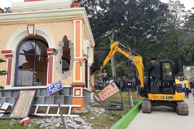 Pemprov Jawa Barat membongkar wahana rekreasi Hibisc Fantasy Puncak di Bogor, Jabar, Kamis (6/3/2025)