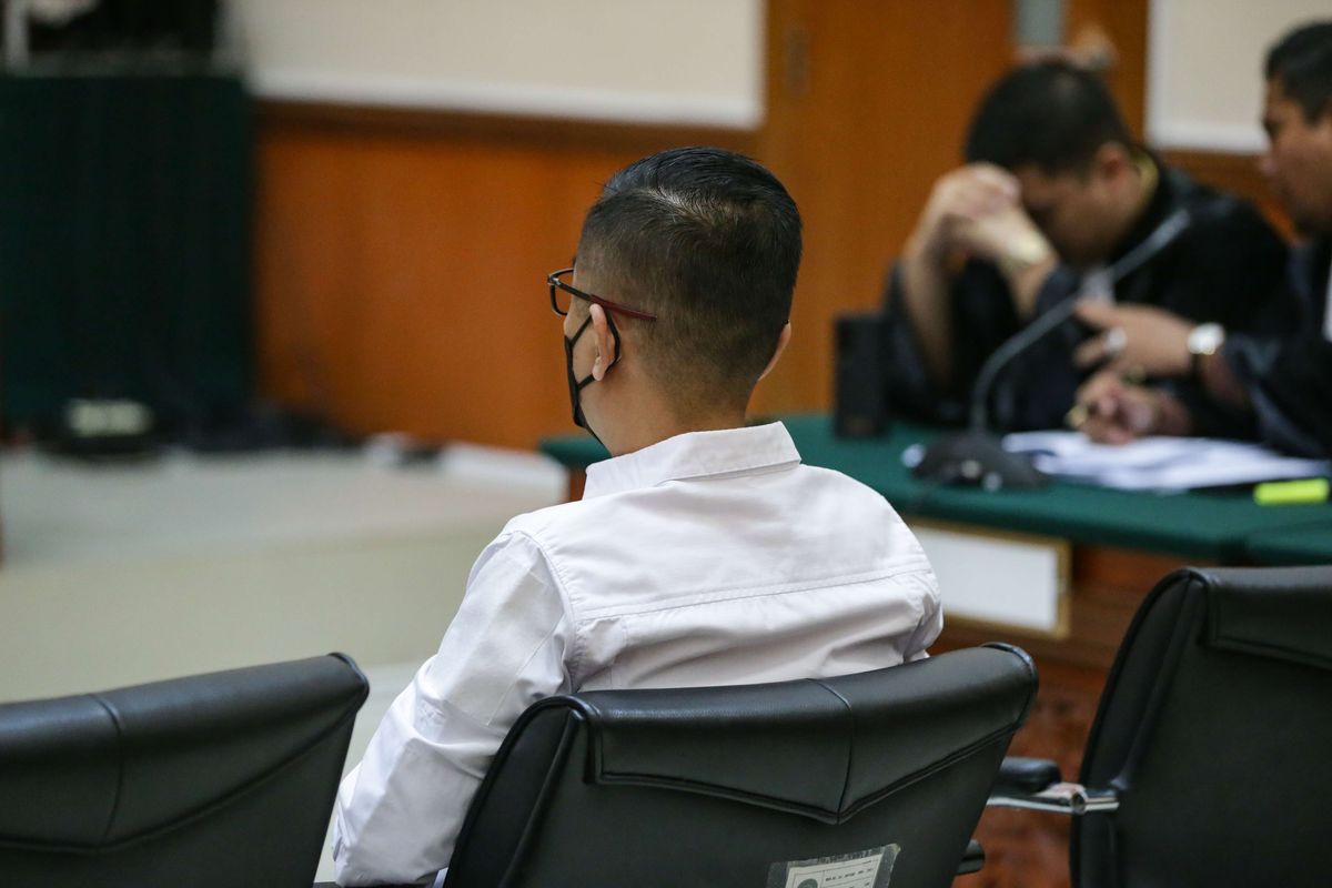Terdakwa mantan Kapolres Bukittinggi, AKBP Dody Prawiranegara menjalani sidang tuntutan di Pengadilan Negeri Jakarta Barat, Senin (27/3/2023). Jaksa penuntut umum (JPU) menuntut hukuman 20 tahun penjara dan denda sebesar Rp 2 miliar terhadap Dody Prawiranegara atas kasus peredaran narkotika jenis sabu.