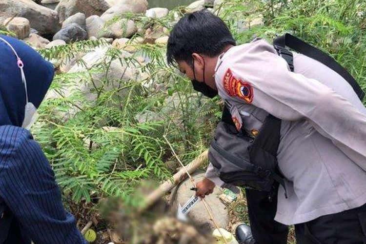 Anggota dari Polsek Tonjong ketika melakukan olah TKP penemuan kerangka manusia di sekitar Sungai Prupuk Tonjong, Brebes, Jawa Tengah, Kamis (24/11/2022).