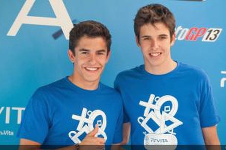 Pebalap MotoGP, Marc Marquez (kiri) dan adiknya, Alex Marquez yang membalap di kelas Moto3, hadir pada final PS Vita MotoGP 13 ‘Do you dare to challenge the Marquezs?’, di Madrid, Spanyol, Selasa (9/7/2013).