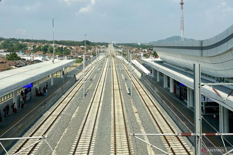 Jalur kereta cepat Whoosh di Stasiun Padalarang, Kabupaten Bandung Barat, Jumat (7/6/2024). 