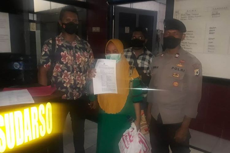 Aparat kepolisian menggrebek sebuah gudang yang menampung bahan kimia berbahaya seperti sianida, merkuri dan karbon yang digunakan untuk aktivitas tambang emas ilegal di Gunung Botak. Dalam penggeledahan itu polisi juga menangkap seorang wanita yang merupakan pemilik bahan berbahaya tersebut, Mirna, Senin 28/3/2022).