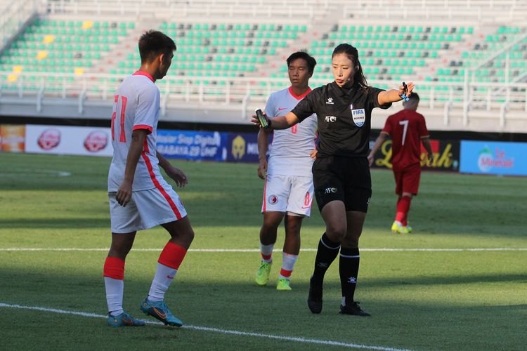 Wasit Oh Hyeong Jeong memimpin pertandingan Vietnam melawan Hongkong saat pertandingan Kualifikasi Piala Asia U20 2023 yang berakhir dengen skor 5-1 di Stadion Gelora Bung Tomo Surabaya, Rabu (14/9/2022) sore.