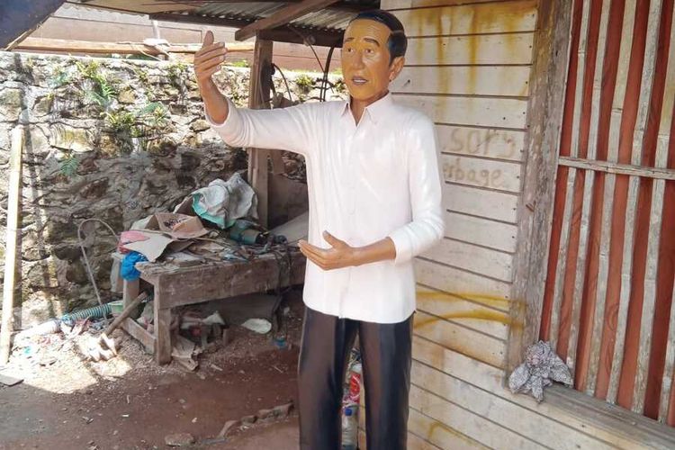Gabriel Jegabun (46) seorang warga di Kampung Nao-Lenga, Desa Kolang, Kecamatan Kuwus Barat, Kabupaten Manggarai Barat, NTT menciptakan karya.Patung Presiden RI, Jokowi di kampung halamannya karena terinspirasi keteladanan, kesederhanaan dan merakyat di Indonesia, Minggu, (11/9/2022). (KOMPAS.com/DOK PELUKIS-GABRIEL JEGABUN)