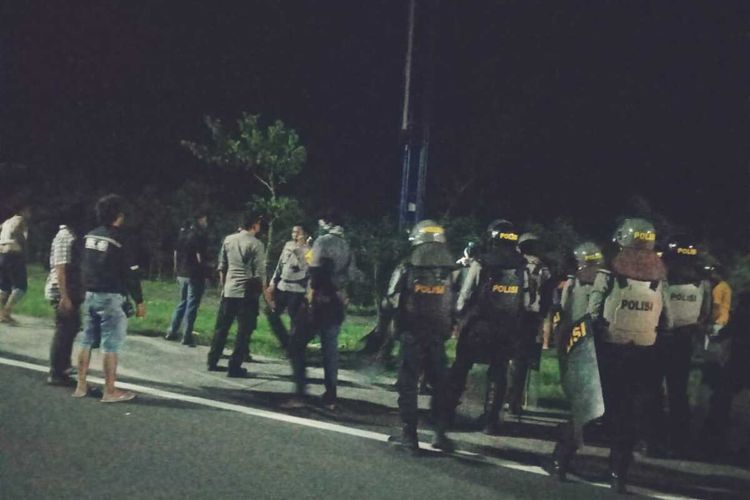 Suasana pengamanan evakuasi penangkapan pelaku pencurian lampu papan reklame di Lombok Tengah, Kamis (7/12/2023).