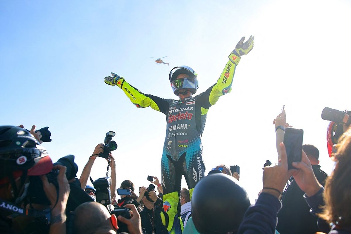 Pebalap Petronas Yamaha SRT Italia Valentino Rossi melambai tangan setelah balapan MotoGP Valencia di Sirkuit Ricardo Tormo di Cheste pada 14 November 2021.