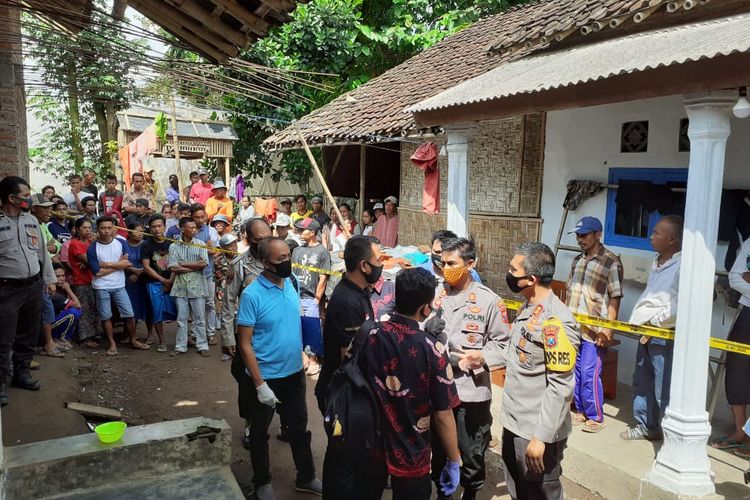 Polisi saat meninjau lokasi ledakan mercon yang menewaskan satu warga Kecamatan Jenggawah Kabupaten Jember 