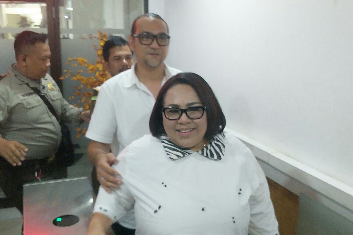 Komedian Nunung dan sang suami July Jan Sambiran saat ditemui di Pengadilan Negeri Jakarta Selatan, Rabu (30/10/2019).