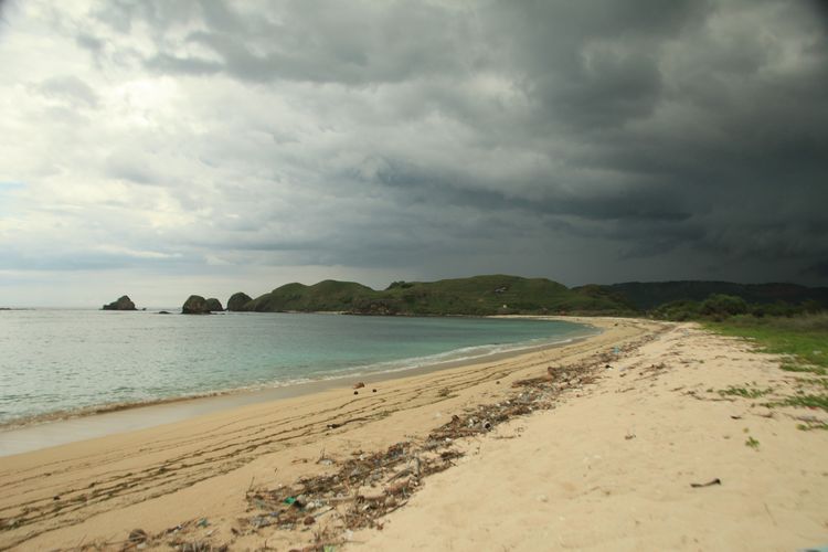 Pantai Serenting terletak di belakang Sirkuit Mandalika. Pantai dengan pasir putih tersebut masih sepi dan tak ada pengunjung sama sekali saat WSBK Mandalika berlangsung.