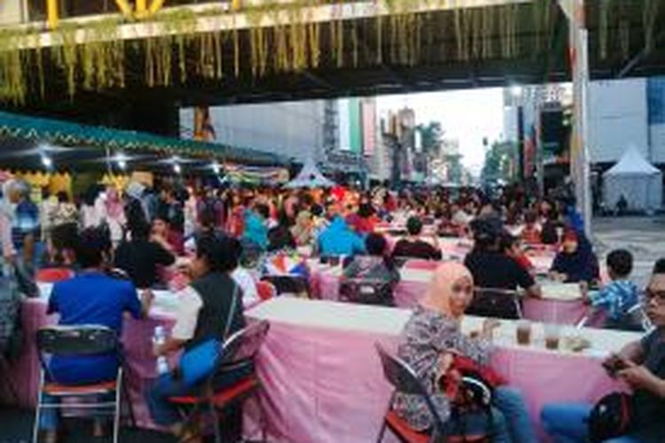 Ribuan warga Surabaya membanjiri Festival Kuliner Tunjungan.
