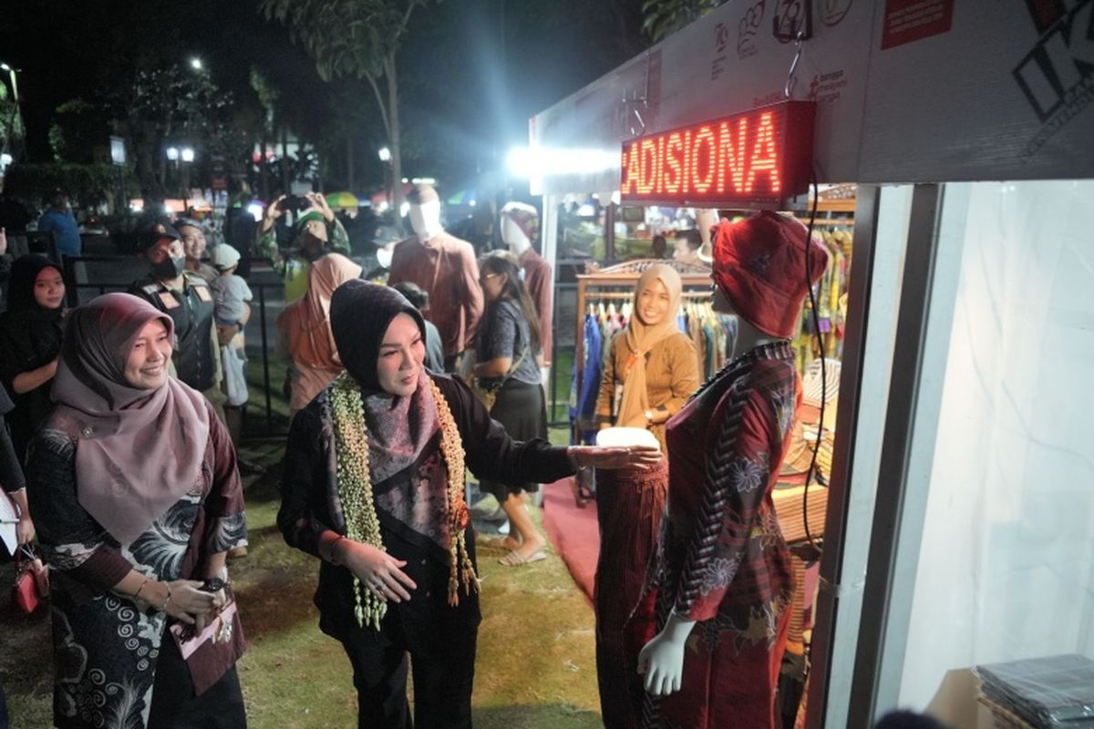 Bupati Klaten Sri Mulyani saat pembukaan acara Festival IKM 2024 di Alun-alun Kabupaten Klaten, Jawa Tengah, resmi dibuka, Kamis (4/7/2024).