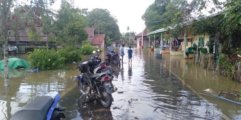 Banjir menggenangi jalan di Kelurahan Nanga Bulik, Kecamatan Bulik, Kabupaten Lamandau, Selasa (14/7/2020). Banjir terjadi karena Sungai Lamandau meluap pasca hujan deras yang mengguyur beberapa hari terakhir.  