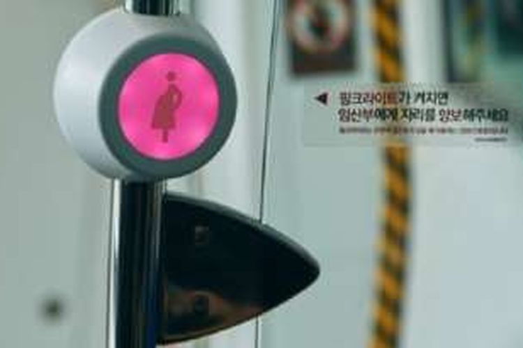 Lampu merah jambu akan menyala ketika ada perempuan hamil yang membawa sensor masuk ke kereta. 