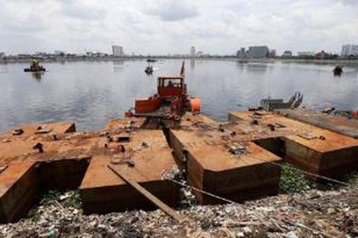 Waduk Pluit di Penjaringan, Jakarta Utara, yang terus dinormalisasi melalui pembersihan sampah dan pengerukan lumpur, Rabu (4/3/2015).