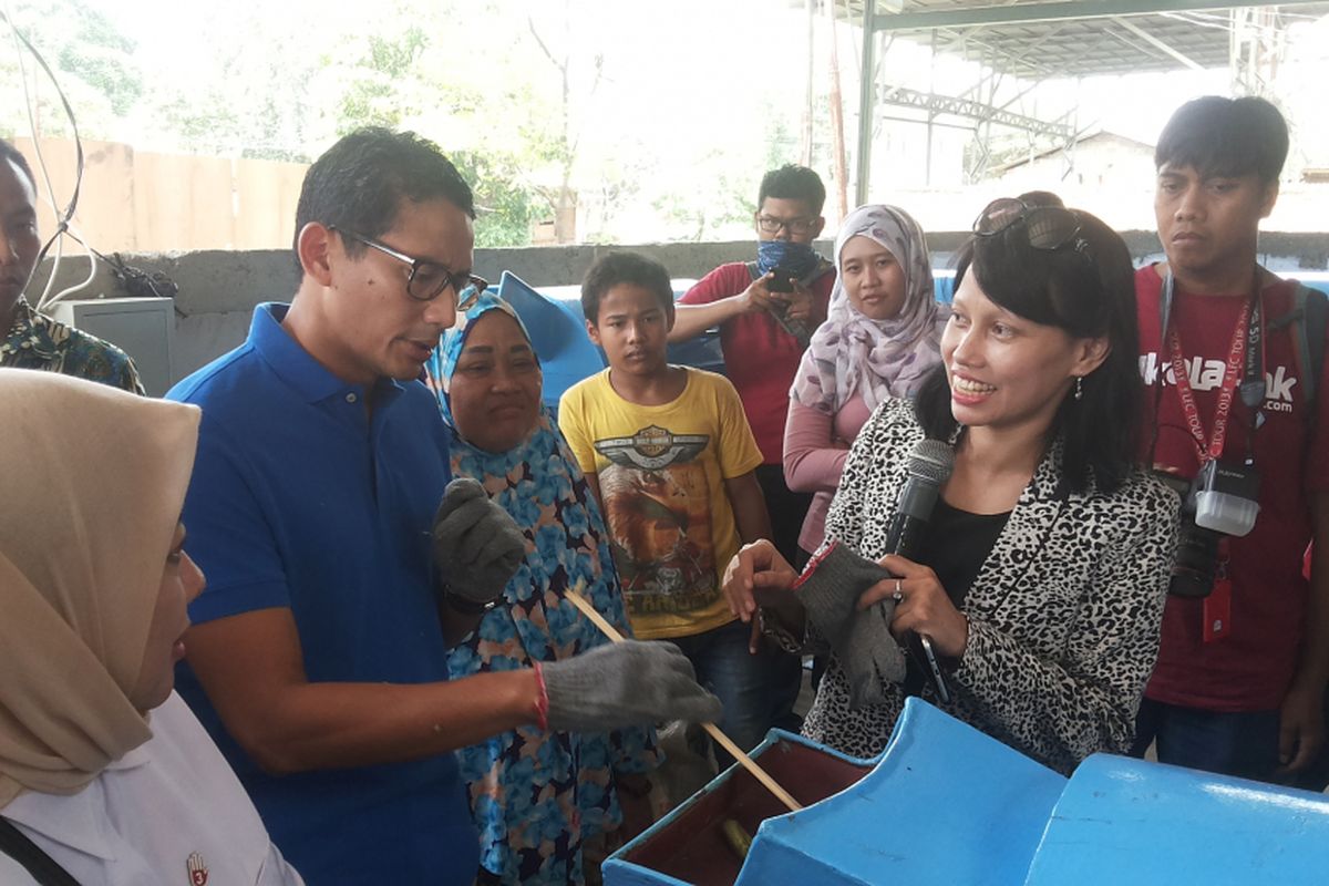 Calon wakil gubernur DKI Jakarta nomor pemilihan tiga Sandiaga Uno meresmikan bank sampah yang berlokasi di Jalan Bulak Cabe, Cilincing, Jakarta Utara, Rabu (12/4/2017). Bank sampah yang diresmikan Sandi adalah tempat pengolahan sampah terpadu yang sudah diwacanakannya sejak tahun lalu.