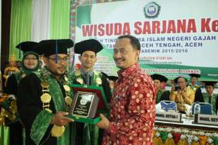 Ketua STAIN Gajah Putih Takengon, Zulkarnaen, saat menyerahkan kenang-kenangan kepada Sekretaris Direktorat Jenderal Pendidikanan Islam Kementerian Agama RI, Profesor Isom Yusqi, disela kegiatan Wisuda Sarjana STAIN Gajah Putih Takengon, Sabtu (1/10/2016).