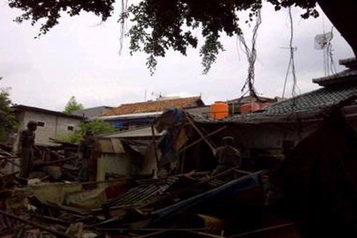 Petugas membongkar bangunan ilegal yang masuk kawasan TPU Kober Jatinegara, Rawabunga, Jatinegara, Jakarta Timur, Rabu (14/12/2011) pagi.