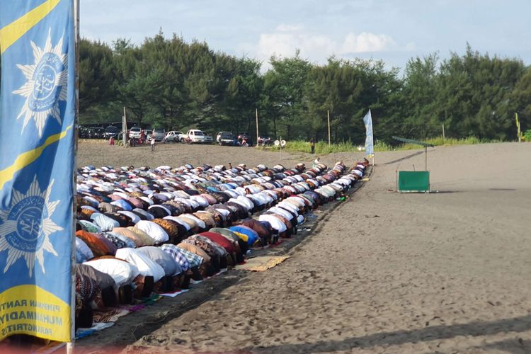 Shalat Idul Fitri di Kawasan Gumuk Pasir Parangkusumo, Kretek, Bantul , DIY, Senin (2/5/2022).