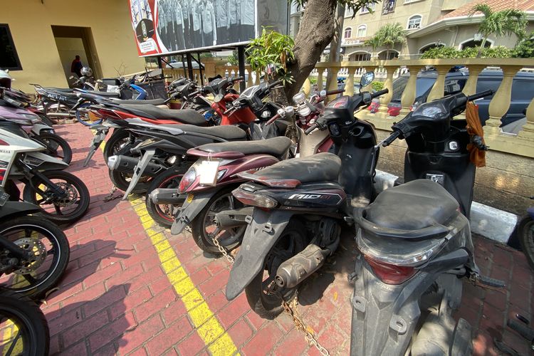 Motor-motor yang ditahan dan dirantai di Kantor Polisi karena pelanggaran-pelanggaran tertentu