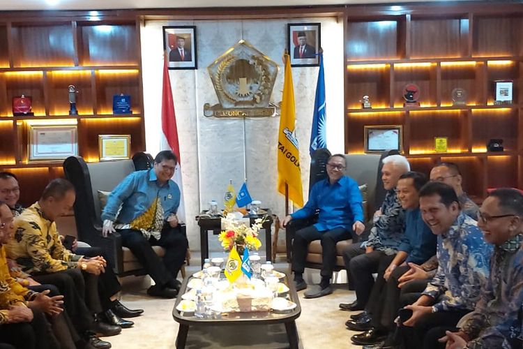 Ketua Umum PAN Zulkifli Hasan bertemu dengan Ketua Umum Golkar Airlangga Hartarto di kantor DPP Golkar, Slipi, Jakarta, Kamis (12/3/2020).