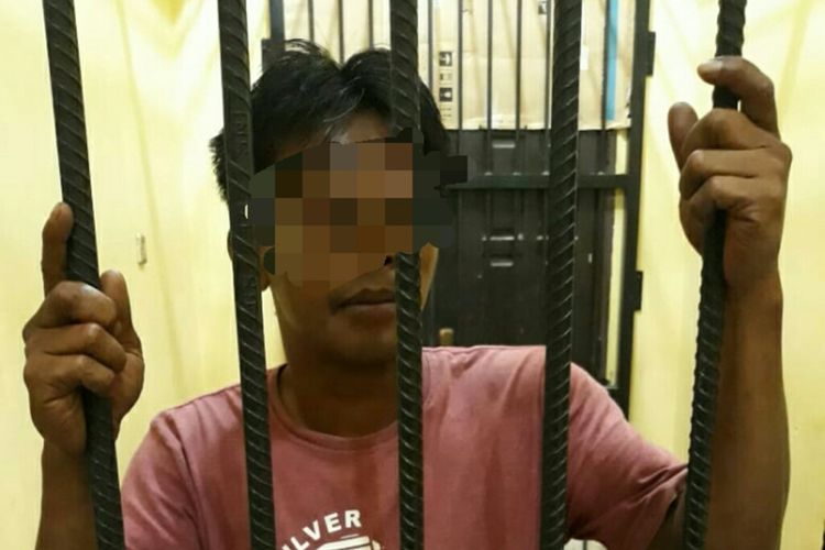 Pelaku pembancokan, Radiusman alias Buyung (37), diamankan di Polsek Tenayan Raya, menyerahkan diri ke polisi usai membacok istrinya di Kelurahan Mentangor, Kecamatan Tenayan Raya, Pekanbaru, Riau, Minggu (3/11/2019).
